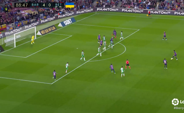 Lamine Yamal controla la pelota con la cabeza levantada, analizando la situación que tiene por delante suyo.  WYSCOUT