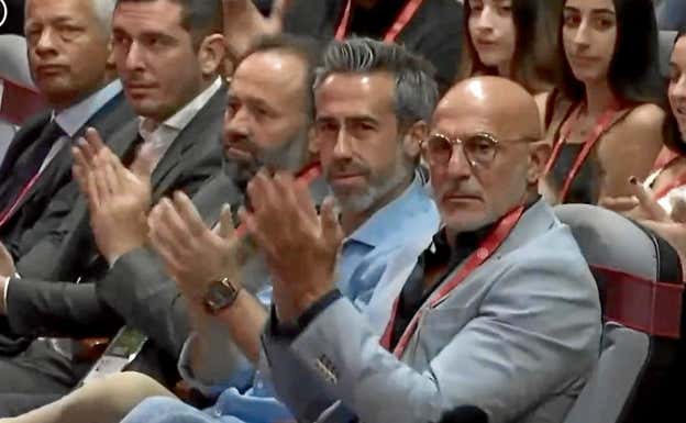 Momento de la Asamblea en la que los seleccionadores nacionales aplaudían a Rubiales en la Asamblea.