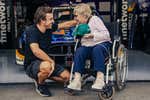El sueño de una nonagenaria hecho realidad por Fernando Alonso