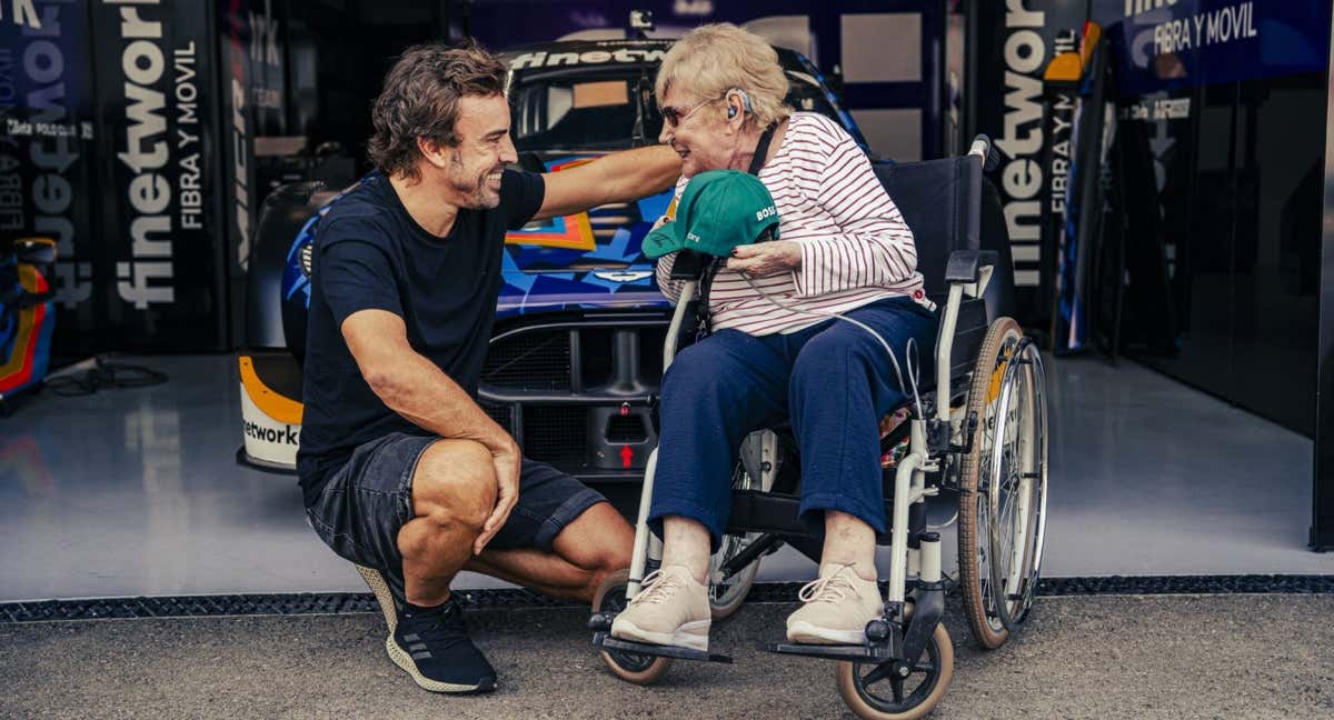 Fernando Alonso, con Francisca, la abuela que se hizo viral en redes./Redes sociales
