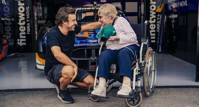 El sueño de una nonagenaria hecho realidad por Fernando Alonso