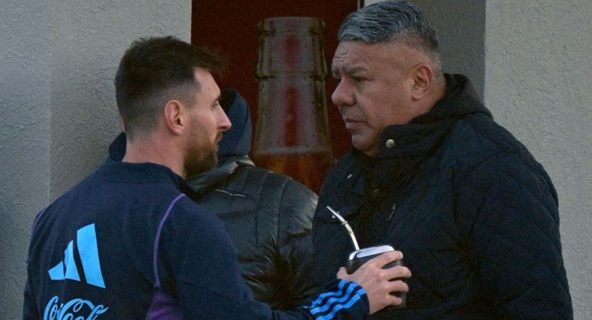 Lionel Messi y Claudio Tapia, durante la concentración de la selección argentina. /JUAN MABROMATA / AFP