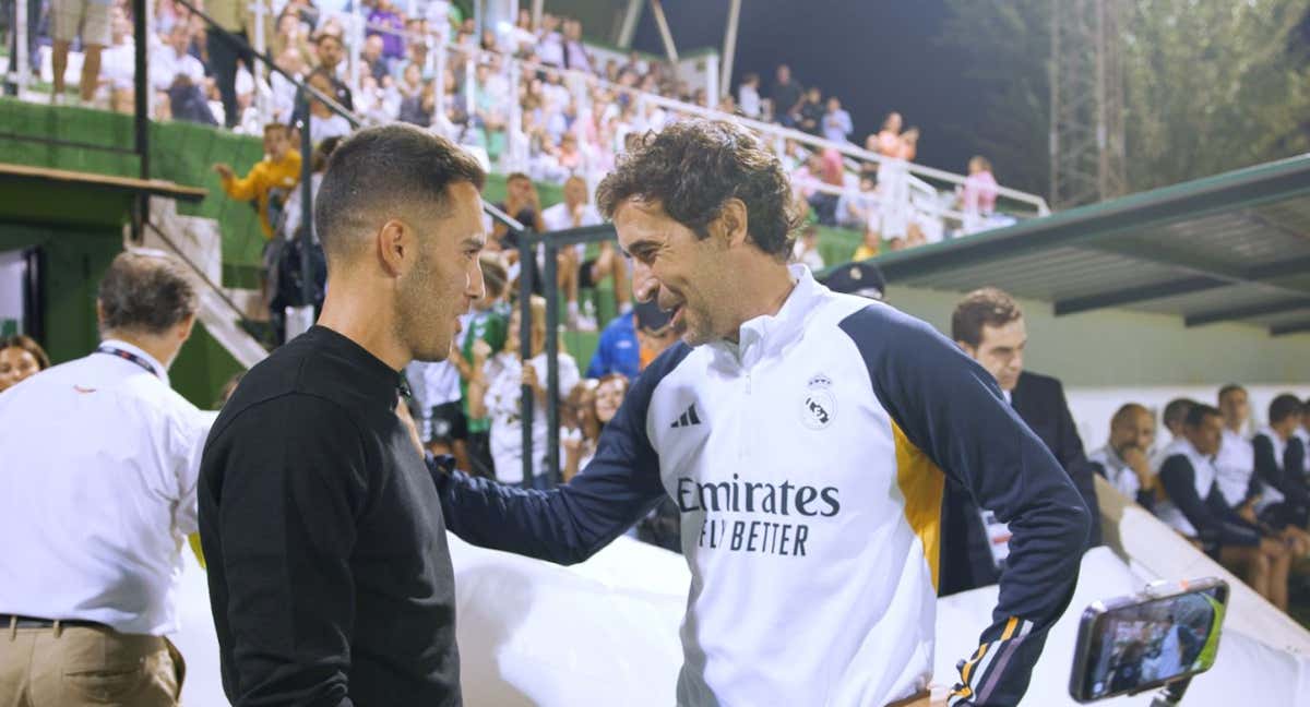 Javi Medina y Raúl se saludan antes del inicio del partido. /SALVADOR FENOLL | RELEVO