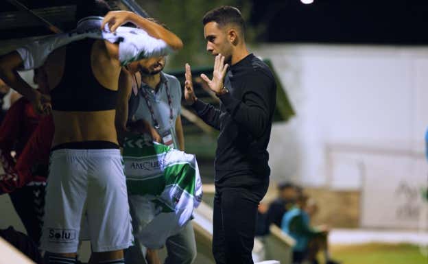 Medina durante la segunda parte del partido.  SALVADOR FENOLL | RELEVO