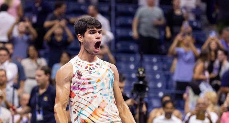 Carlos Alcaraz celebra su pase a semifinales ante Zverev.