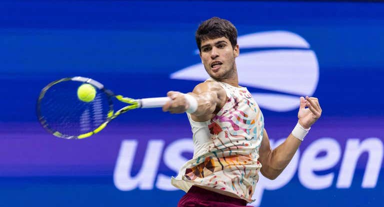 Carlos Alcaraz golpea la bola durante el partido de cuartos de final ante Zverev.
