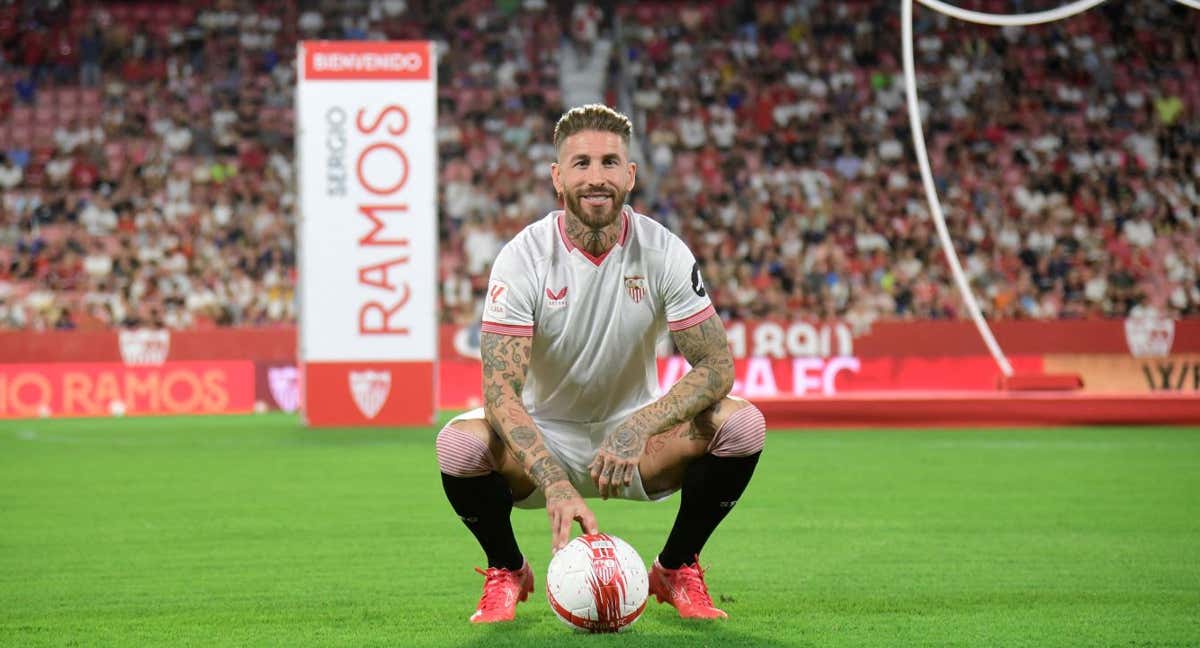 Sergio Ramos con la camiseta sin patrocinador principal en su presentación con el Sevilla./CRISTINA QUICLER/AFP