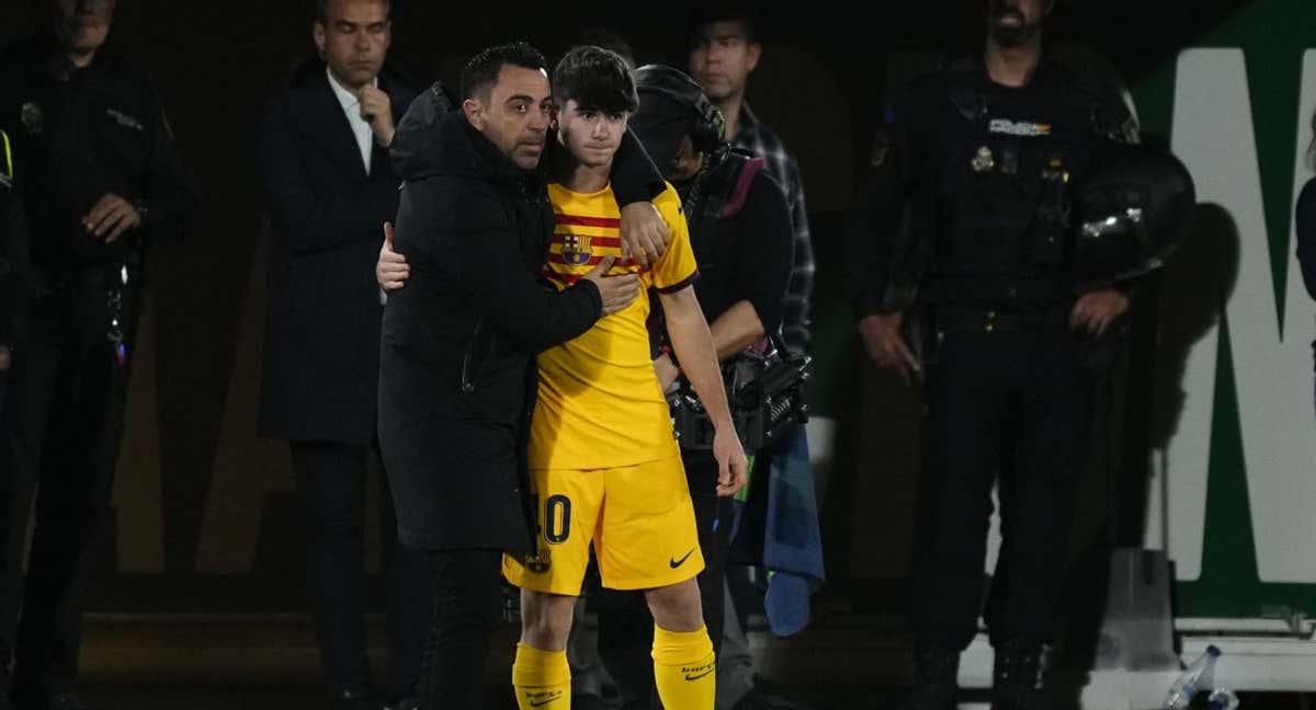 Xavi con Aleix Garrido justo antes del debut del canterano con el primer equipo./AFP