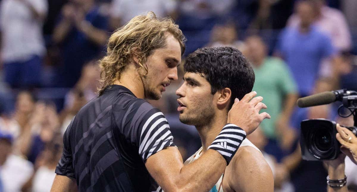 Alexander Zverev felicita a Carlos Alcaraz por su victoria en los cuartos de final del US Open. /AFP