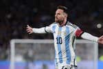 La historia no cambia: Messi marca de libre directo y Argentina gana pese al susto del '10'