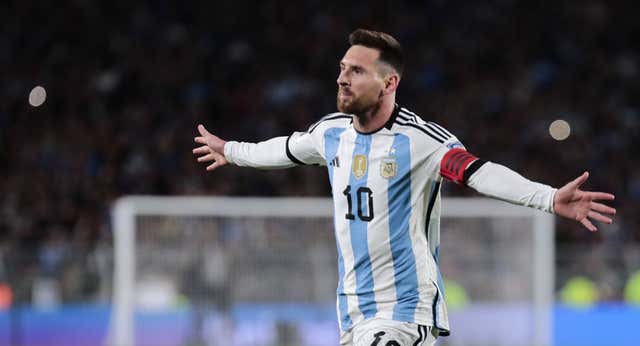 La historia no cambia: Messi marca de libre directo y Argentina gana pese al susto del ’10’