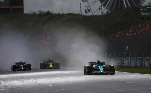 Fernando Alonso, con un Mercedes y un Red Bull, detrás, en Zandvoort.  Aston Martin