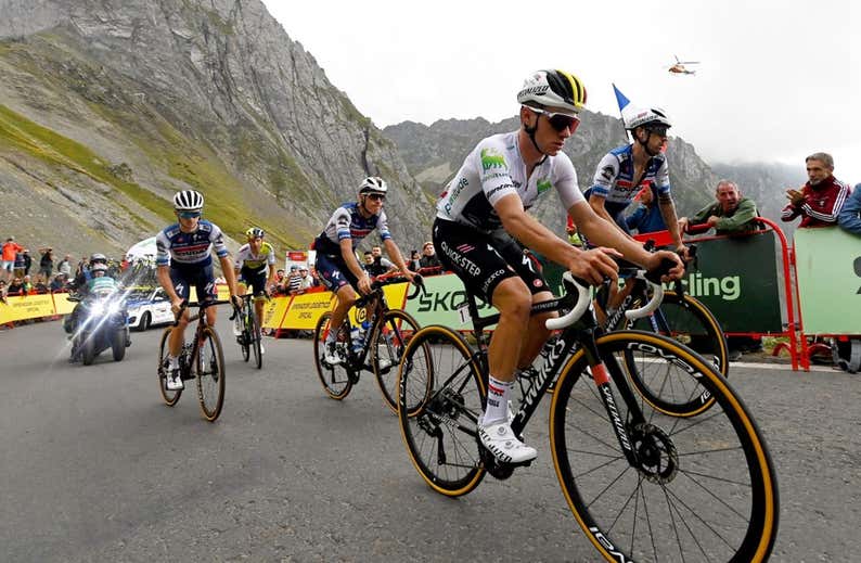 Evenepoel pierde La Vuelta en el Tourmalet por un «mal día»