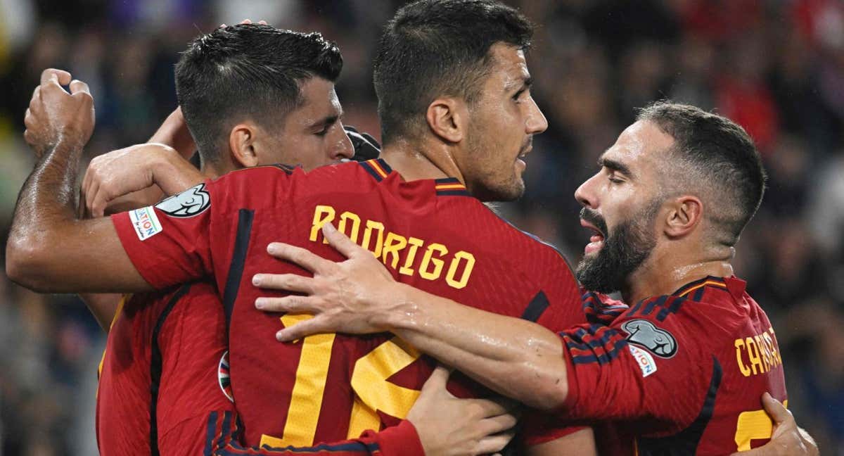Rodri y Carvajal abrazan a Morata en uno de sus goles./ AFP