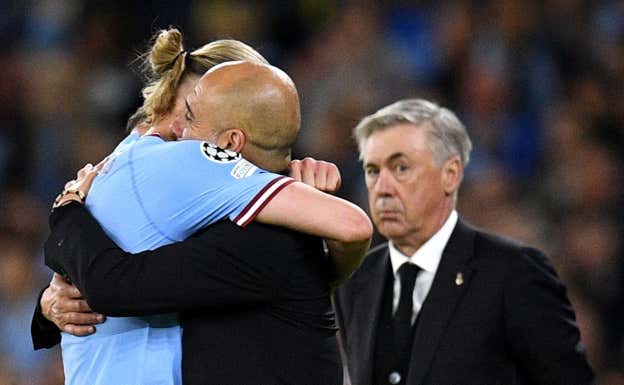 Haaland abraza a Guardiola bajo la atenta mirada de Ancelotti. AFP