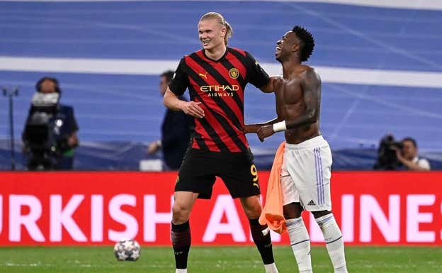 Haaland y Vinicius tras el partido en el Bernabéu.  AFP