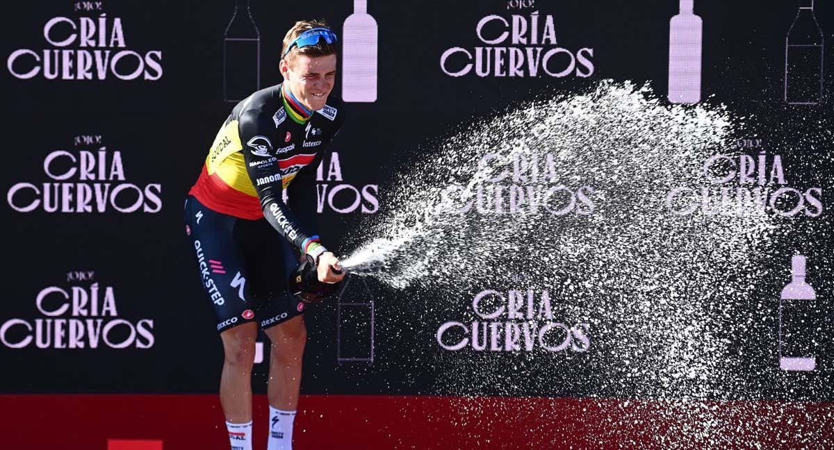 Evenepoel celebra la victoria en La Vuelta./GETTY