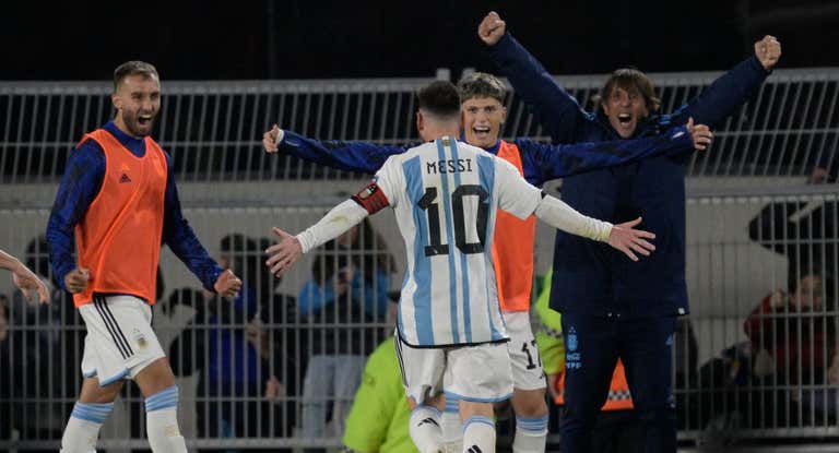 Messi celebra su gol con Garnacho y Pezzella.