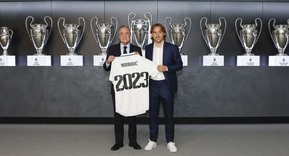 Florentino Pérez y Luka Modric posan tras la renovación del jugador croata.