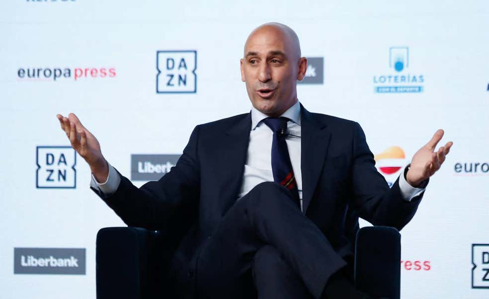 Rubiales anuncia su dimisión: sigue todas las reacciones en directo