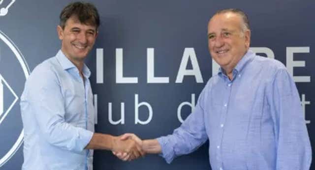 Charlas en el bar con sus amigos, uno más en la piscina y directo al banquillo del Villarreal: el verano más agitado de Pacheta