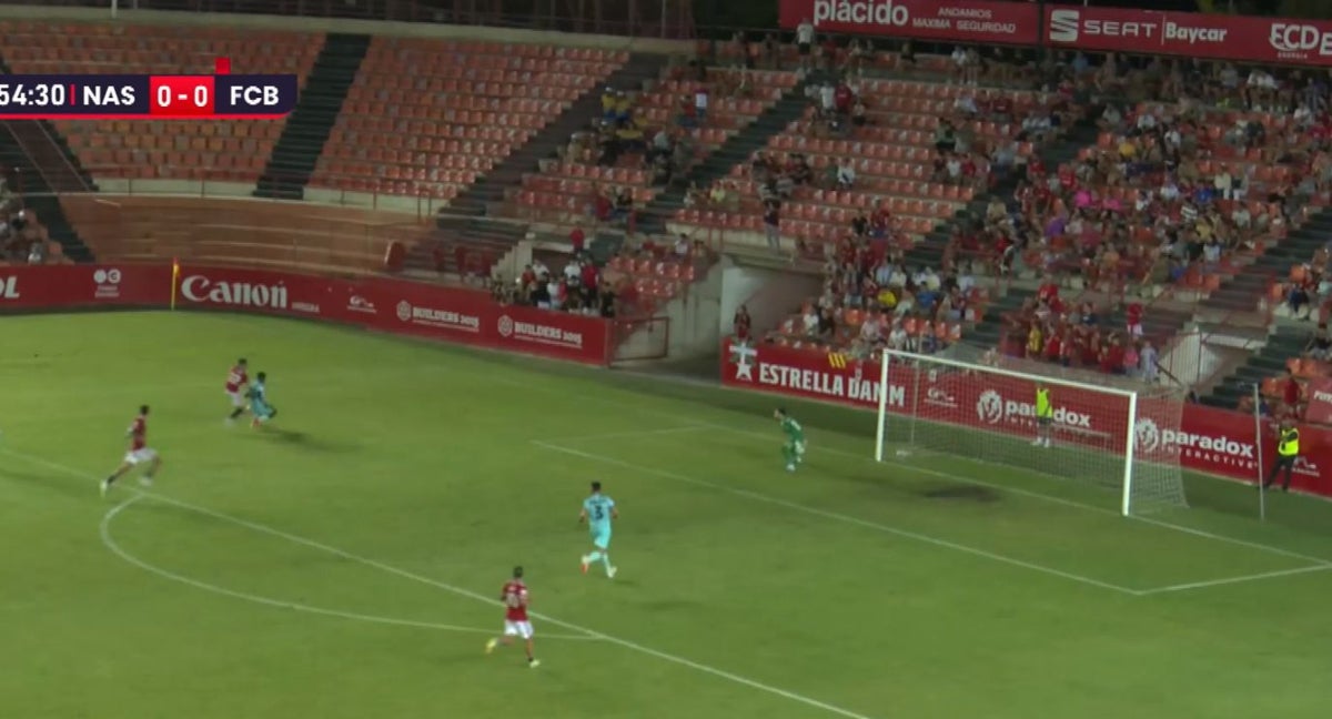 Mika Faye en una disputa durante el partido contra el Nàstic de Tarragona.