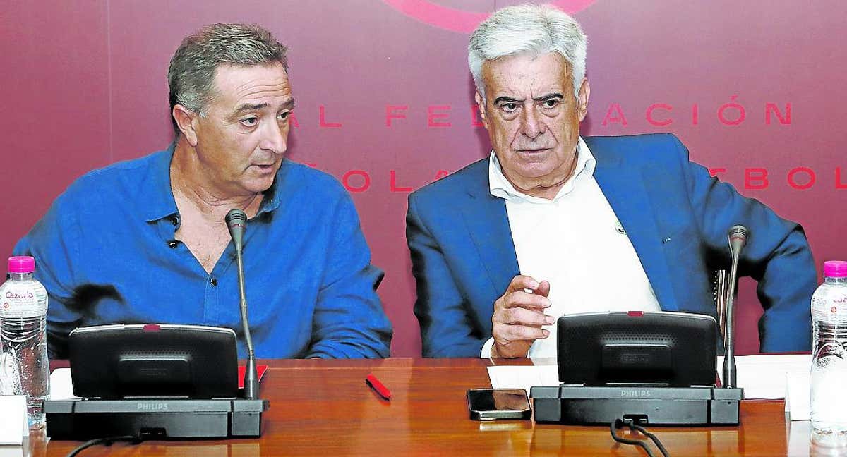 Salvador Gomar (izquierda), presidente de la Federación Valenciana de Fútbol y Pedro Rocha (derecha), nuevo presidente en funciones de la RFEF. /EFE/ Eidan Rubio
