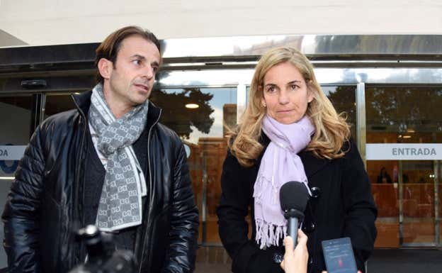 Santacana y Arantxa, tras ser expulsados del funeral del padre en 2016 en Barcelona.  Gtres