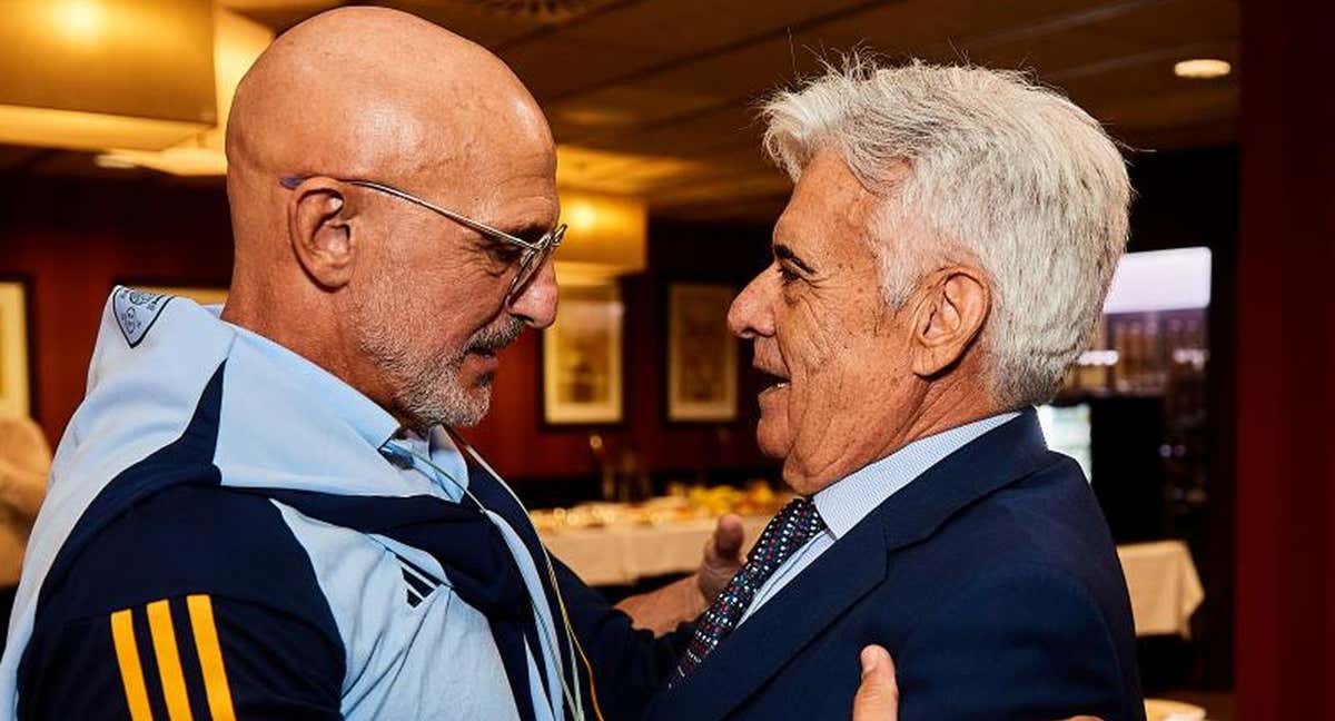 Luis de la Fuente, seleccionador, y Pedro Rocha, presidente de la RFEF, se saludan.