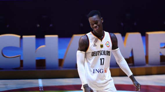 Dennis Schröder tras conquistar el Mundial con Alemania./Reuters