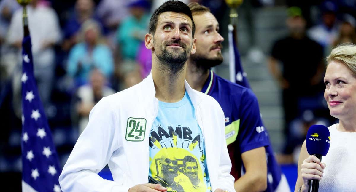Novak Djokovic enseña la camiseta de Kobe Bryant. /REUTERS