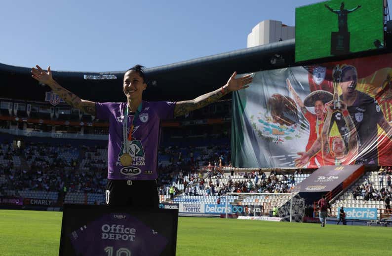 Y a 9.000 kilómetros de Rubiales: tifo, pasillo y mariachis para Jenni Hermoso