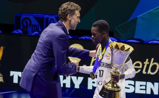 Schröder recibe el saludo de Pau Gasol. Reuters