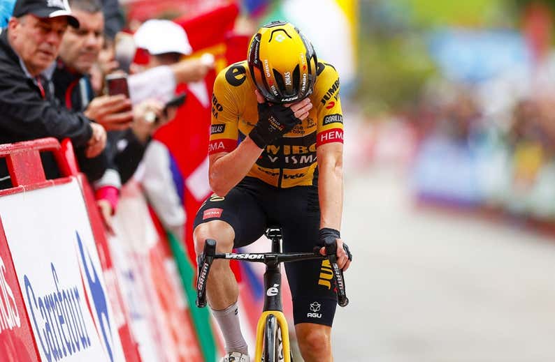Vingegaard se exhibe y le mete un minuto a Roglic y Kuss