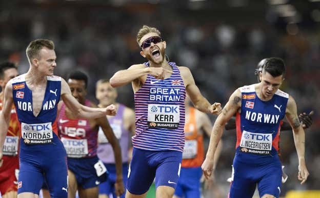 De izquierda a derecha, Nordas (bronce), Kerr (oro) e Ingebrigtsen (plata) en el 1.500 del Mundial 2023.  EFE