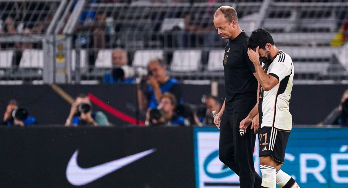 Gündogan en el momento de retirarse lesionado.