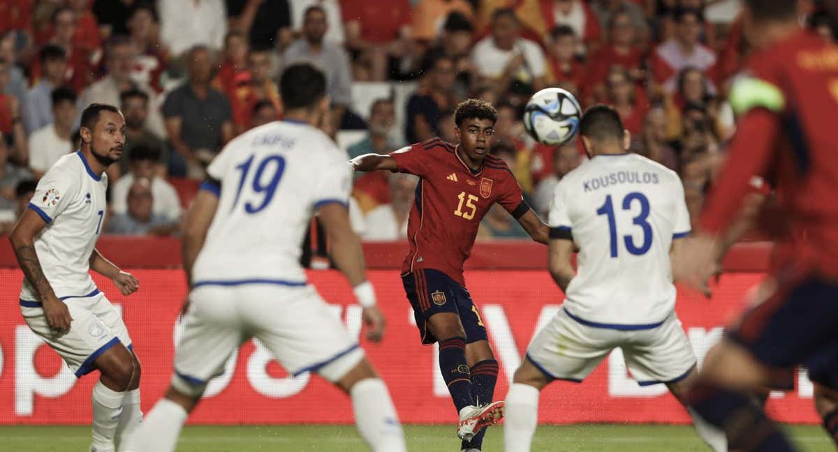 Exhibición de Lamine Yamal en el estadio de Los Cármenes, donde se convirtió en el jugador más joven en debutar con la Selección./EFE