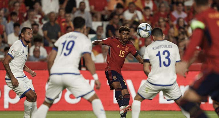 Exhibición de Lamine Yamal en el estadio de Los Cármenes, donde se convirtió en el jugador más joven en debutar con la Selección.