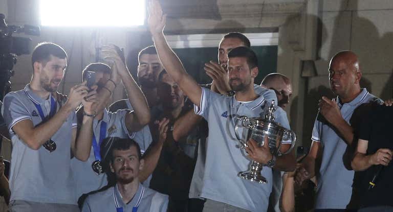 Djoković saluda a la afición.