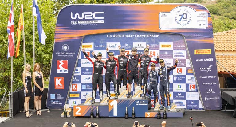 El podio del Rally Acrópolis del WRC 2023, con Dani Sordo a la derecha.