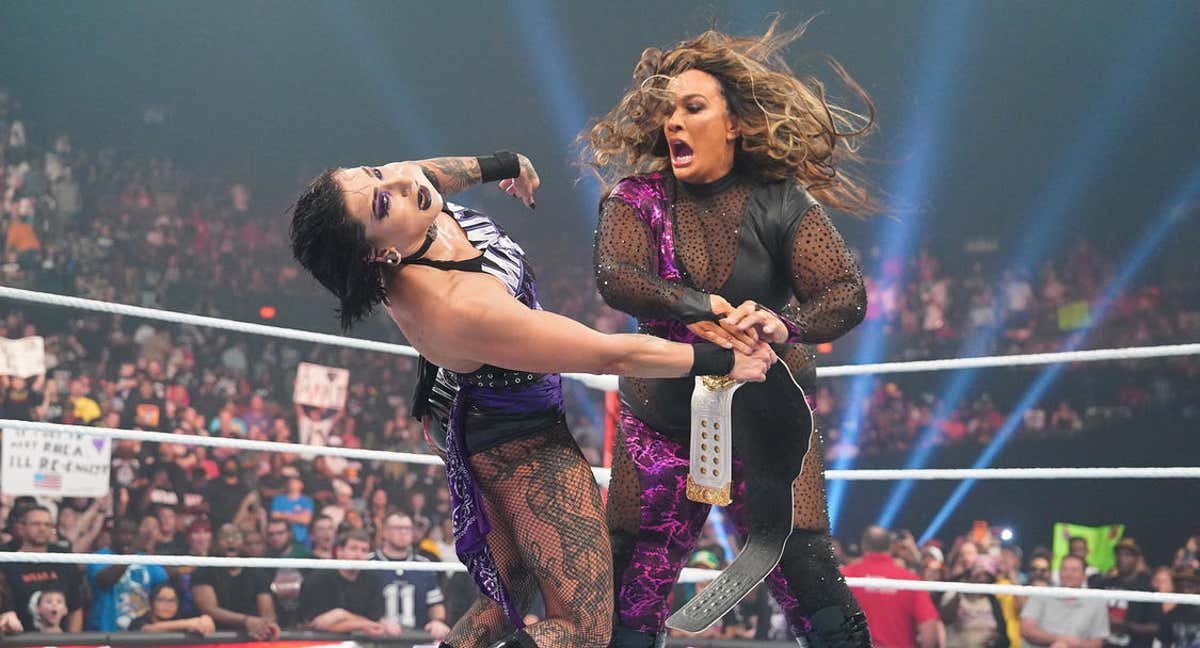 Nia Jax golpea a Rhea Ripley durante el episodio de WWE Raw./WWE