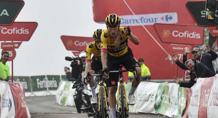 Primoz Roglic, victorioso en la cima del Angliru por delante de Jonas Vingegaard.