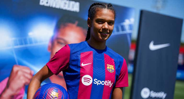 Esmee Brugts durante la presentación con el Barça.