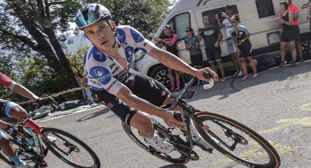 El belga del equipo Soudal Quick-Step Remco Evenepoel compite durante la 15ª etapa de La Vuelta. /EFE/Manuel Bruque