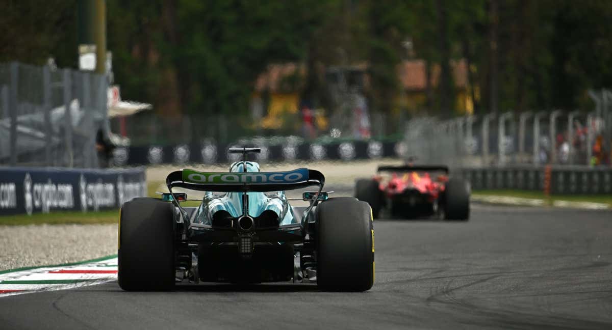 Vista desde atrás de un Aston Martin y un Ferrari en el GP de Italia 2023 de F1. /Aston Martin