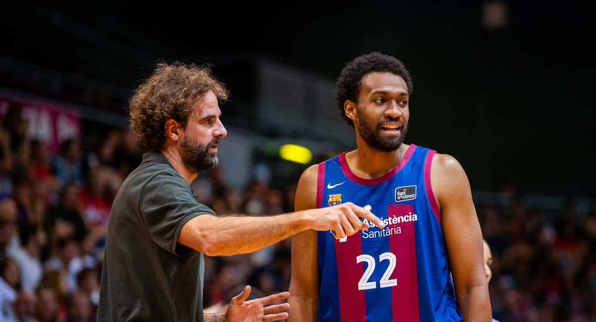 Roger Grimau da instrucciones a Jabari Parker durante la final de la Lliga Catalana
