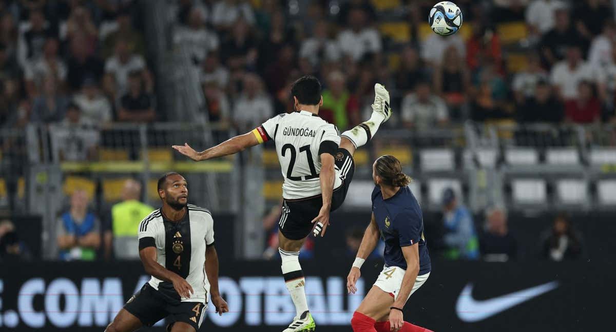 Gündogan en el momento de la caída con Rabiot. /AFP