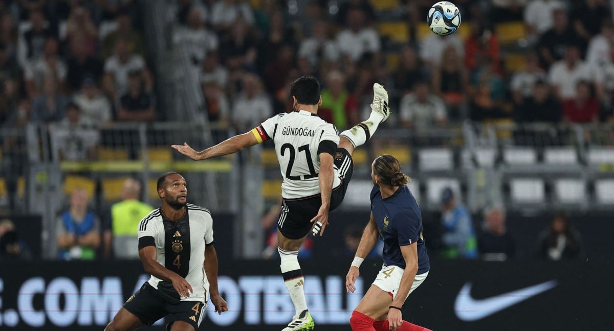 Gündogan en el momento de la caída con Rabiot.