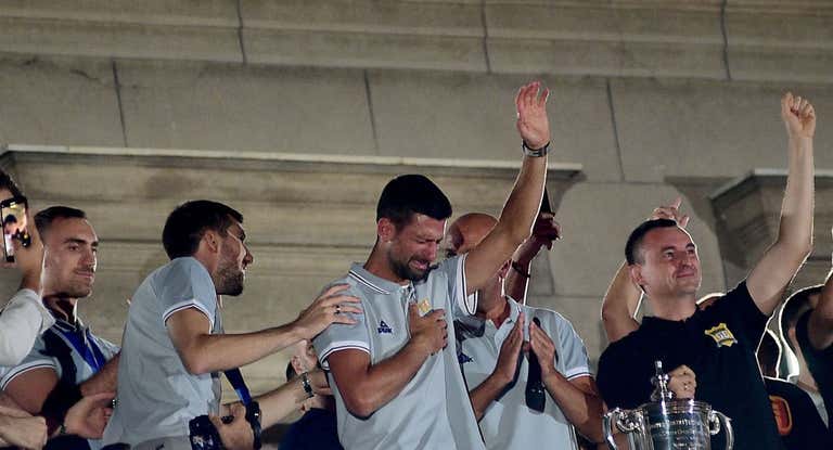 Novak Djokovic rompe a llorar ante la afición serbia junto a la selección de baloncesto.