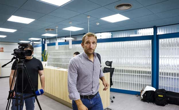 El secretario general de la Asociación de Futbolistas Españoles (AFE), el exfutbolista Diego Rivas, a su llegada.  EFE